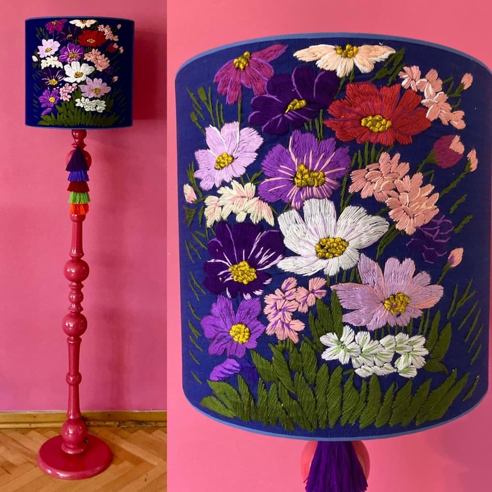 Lacivert fon/Lacivert kumaş üzeri çiçek işlemeli/fuşya ahşap lambader resmi