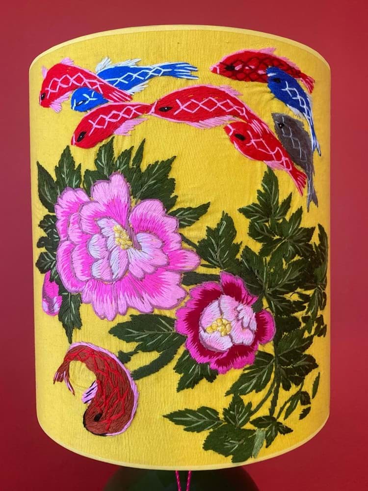 Sarı arka fon/sarı kumaş üzeri balık ve çiçek  işlemeli/yeşil el yapımı seramik abajur resmi