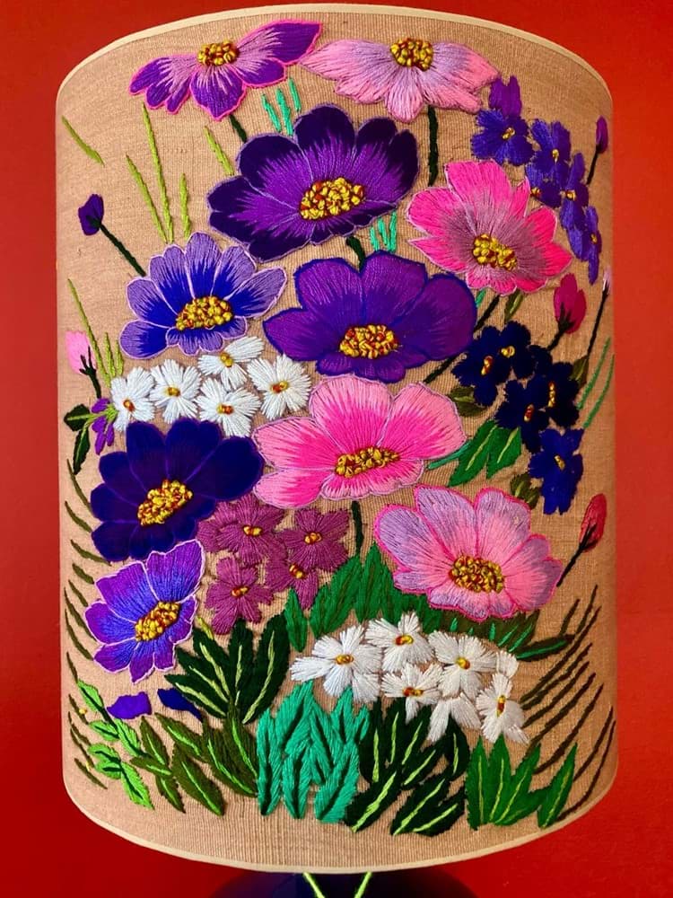 Bej arka fon/bej kumaş üzeri çiçek işlemeli/lacivert el yapımı seramik abajur resmi