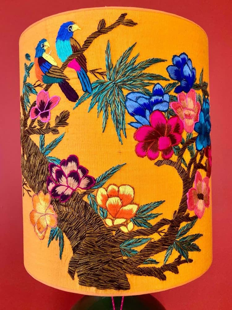 Turuncu arka fon/turuncu kumaş üzeri kuş ve çiçek işlemeli /yeşil el yapımı seramik abajur resmi