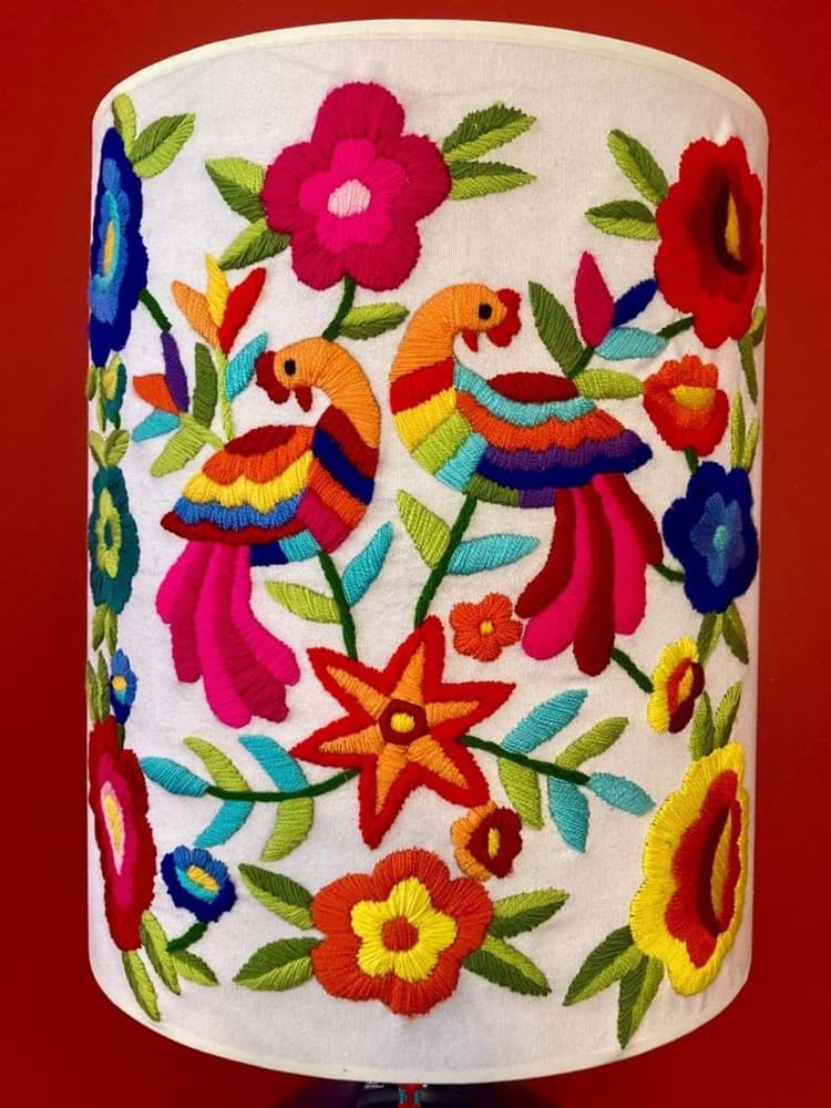 Beyaz arka fon /beyaz kumaş üzeri tavuskuşu ve çiçek işlemeli/ lacivert el yapımı seramik abajur resmi