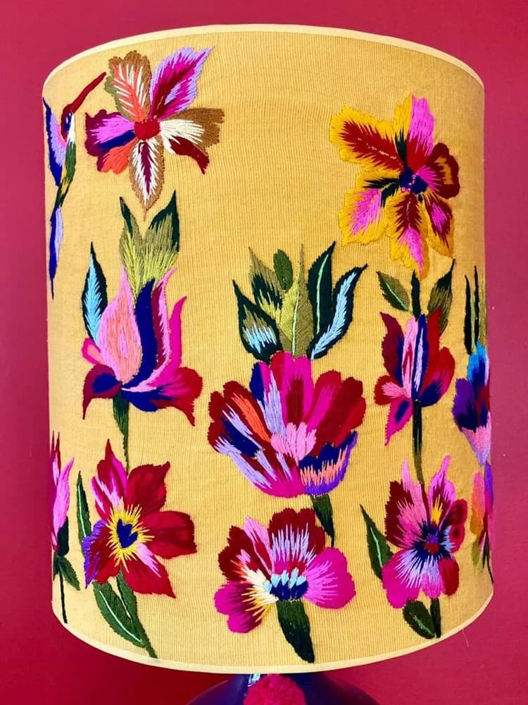 Sarı fon/sarı kumaş üzeri kuş ve çiçek işlemeli/lacivert el yapımı seramik abajur resmi