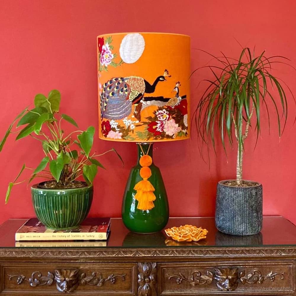 Turuncu  fon/turuncu kumaş üzeri tavuskuşu  ve çiçek işlemeli /yeşil el yapımı seramik abajur resmi