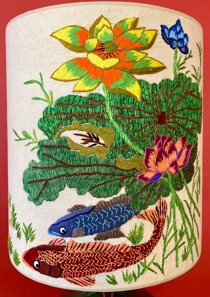 Bej fon/bej kumaş üzeri çiçek ve balık işlemeli /yeşil el işi abajur resmi